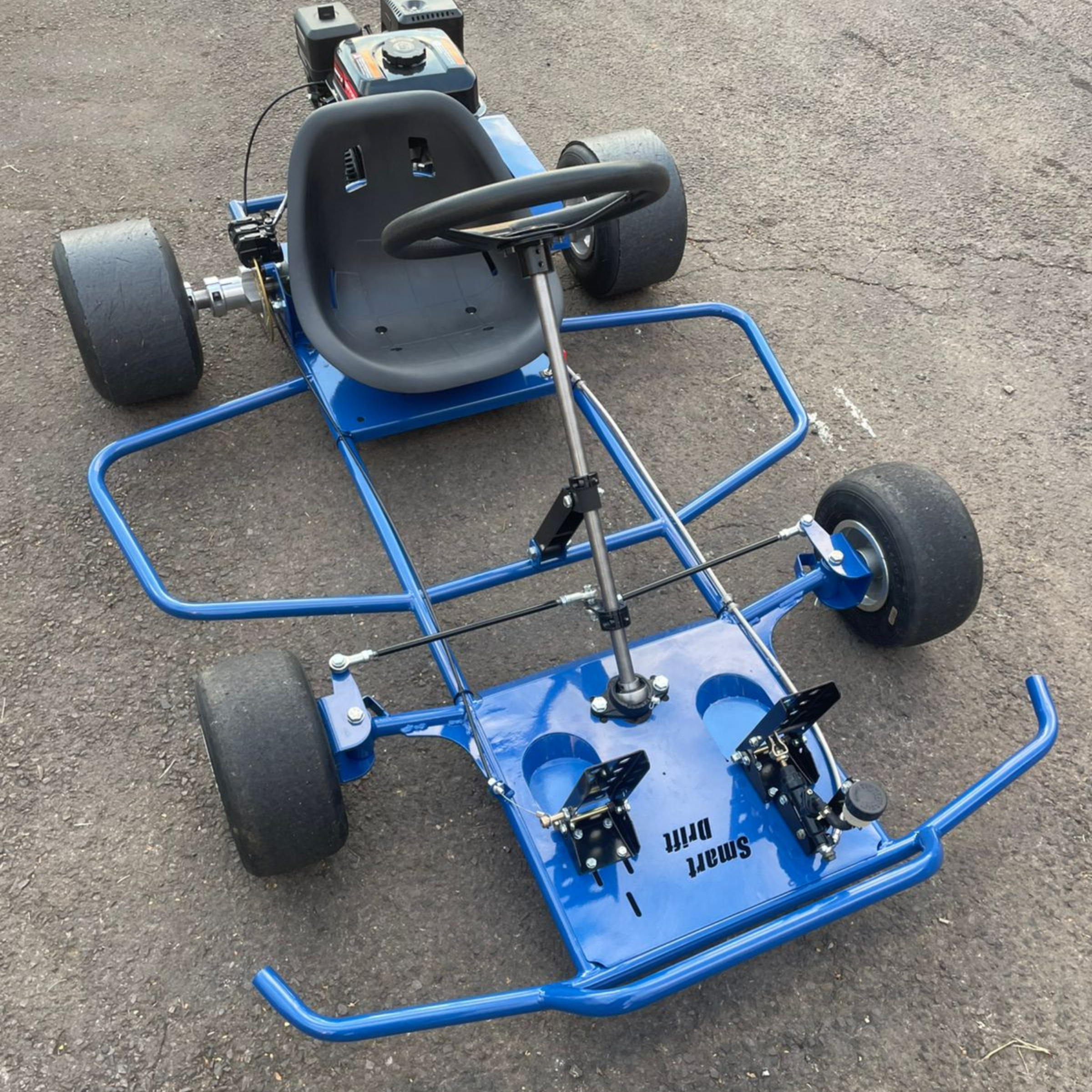 Karts estacionados em evento noturno